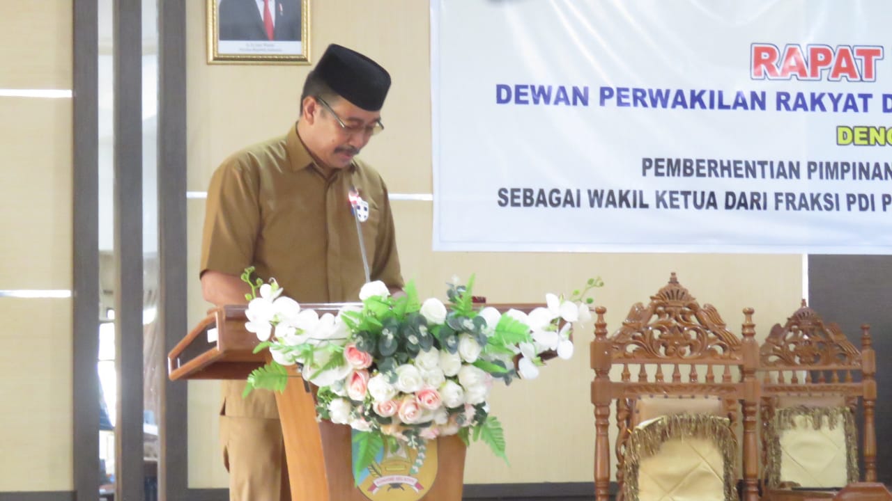 Sekretaris Dewan Konsel, Drs Jeni saat membacakan Surat Keputusan Gubernur Sultra