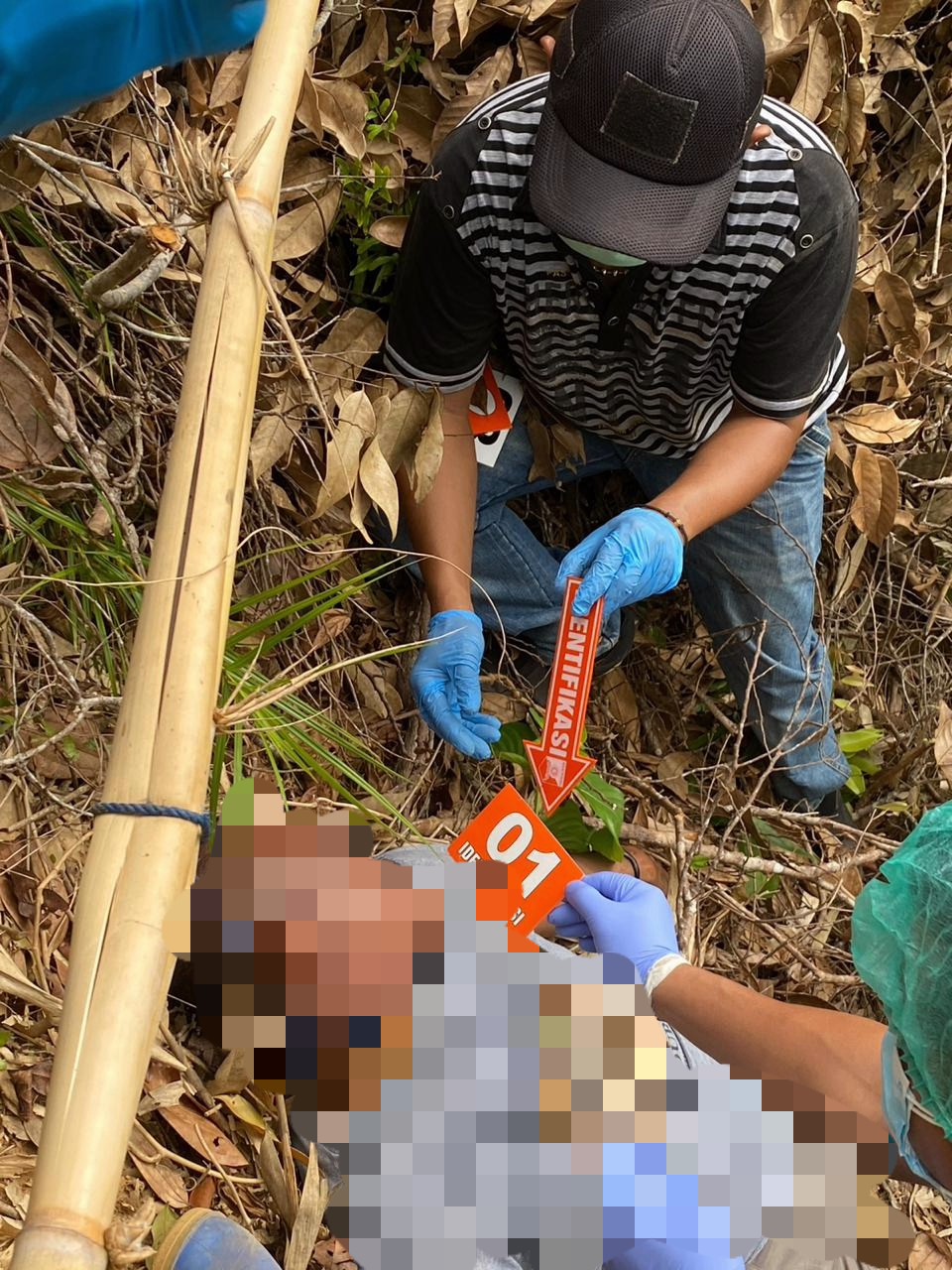 Polisi mengevakuasi mayat yang ditemukan di dalam hutan