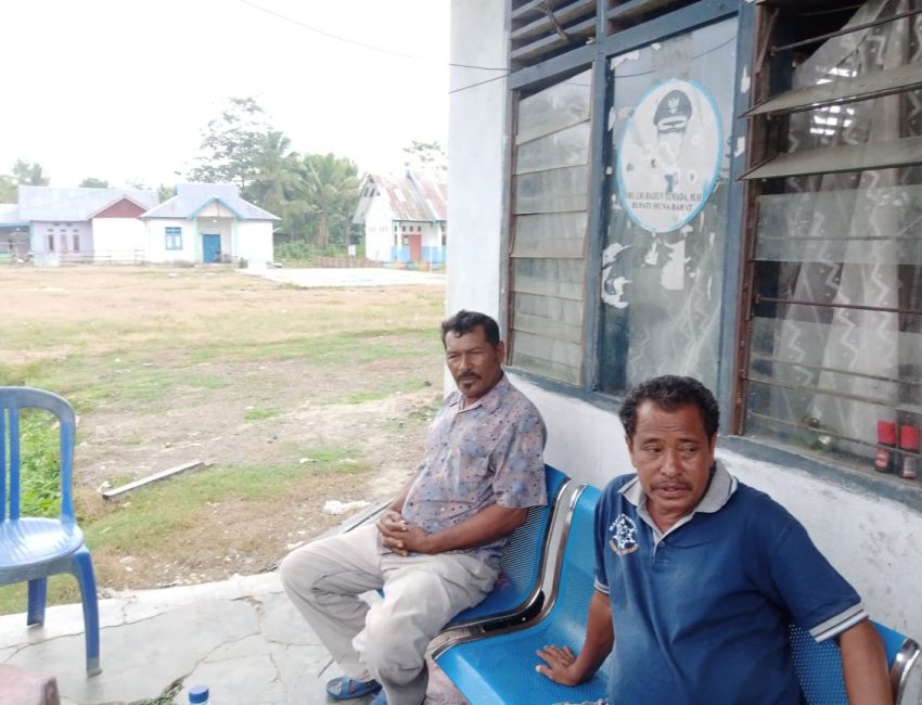 Kepala Desa La Baali ( kanan) dan Kepala RT I Desa Lasama