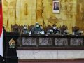 Gubernur Sultra Ali Mazi, SH (kiri) bersama Ketua DPRD Sultra, Abdul Rahman Saleh saat memimpin jalannya rapat. Foto: La Ode Kaharmin/Kominfo