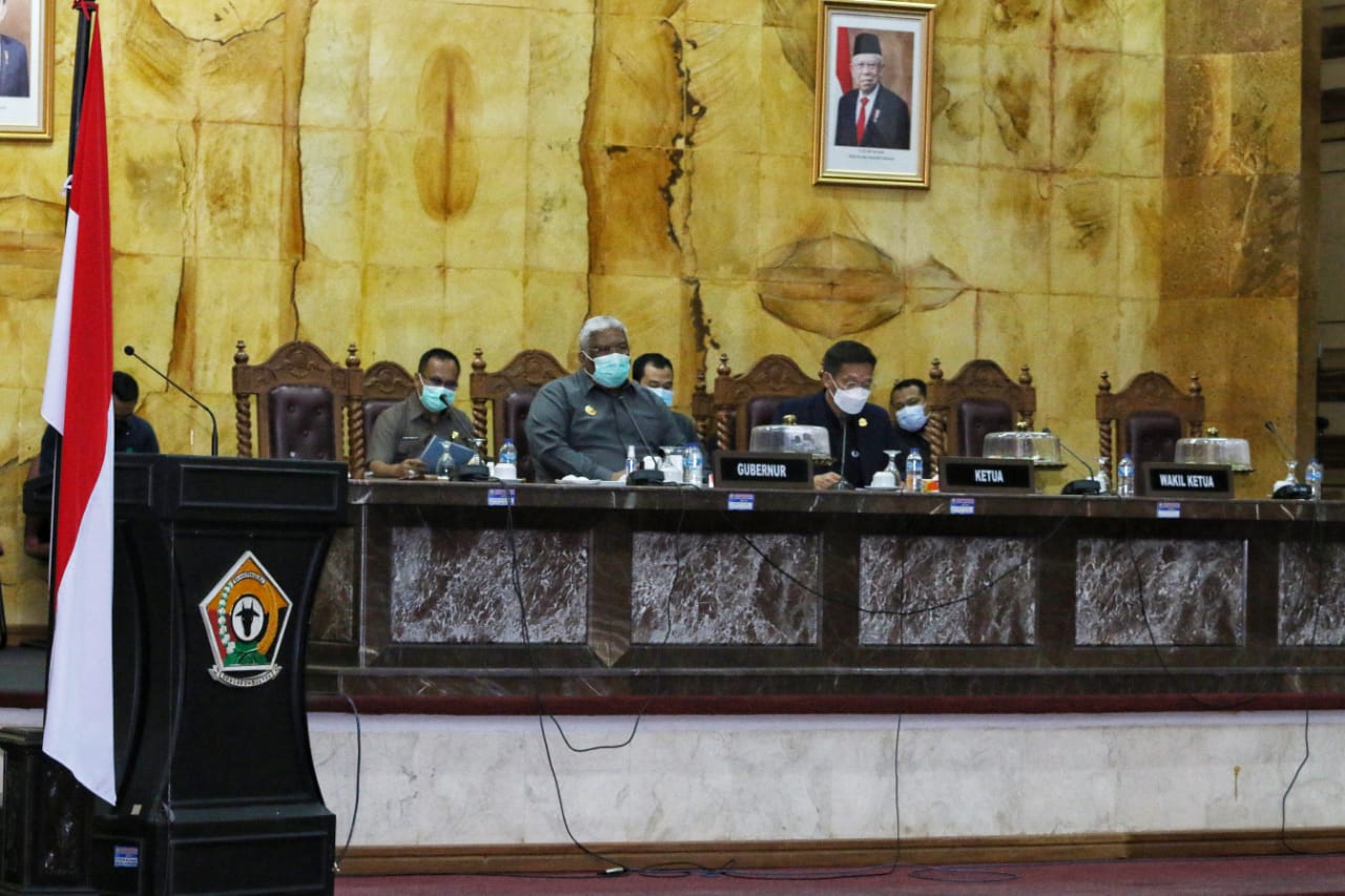 Gubernur Sultra Ali Mazi, SH (kiri) bersama Ketua DPRD Sultra, Abdul Rahman Saleh saat memimpin jalannya rapat. Foto: La Ode Kaharmin/Kominfo