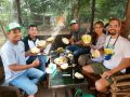 Lindsay Gasik bersama sahabat pecinta durian Jepara