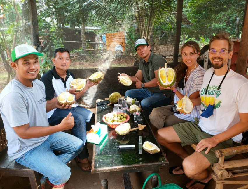 Lindsay Gasik bersama sahabat pecinta durian Jepara