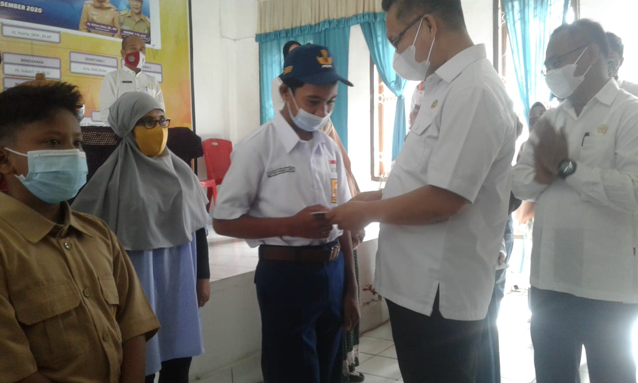 Penyerahan bantuan oleh wali kota Kendari