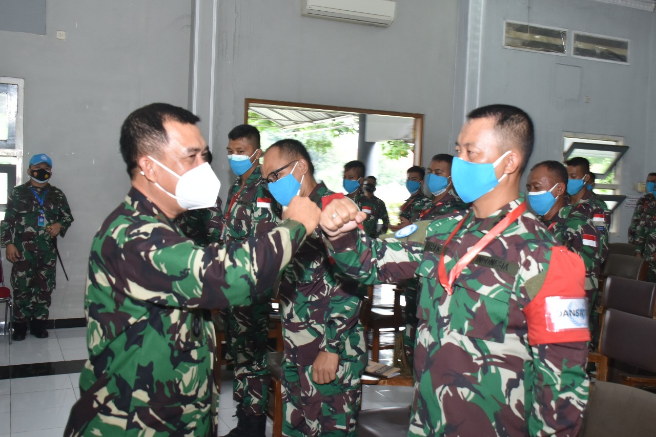 Pangkoarmada II memberikan pembekalan kepada satgas MTF UNIFIL