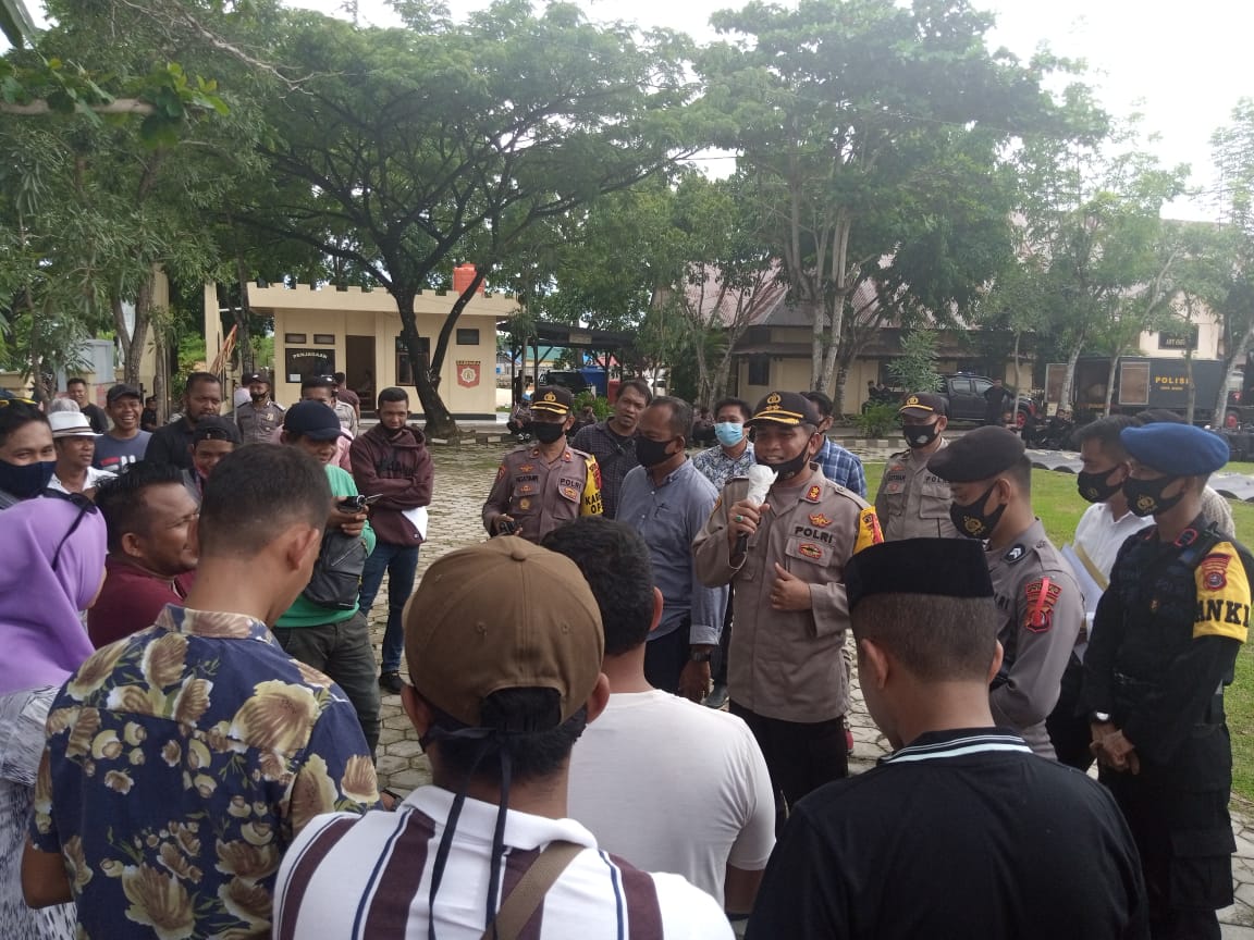 Kapolres Muna bersama jajaran temui massa aksi