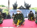 Pangkoarmada II Laksda TNI ING Sudihartawan berdoa di pura.