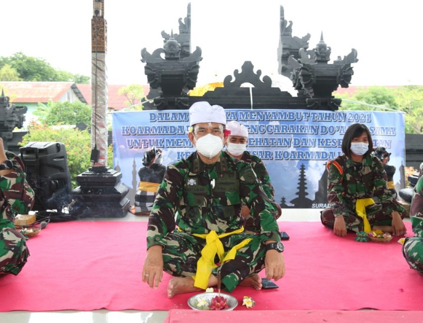 Pangkoarmada II Laksda TNI ING Sudihartawan berdoa di pura.