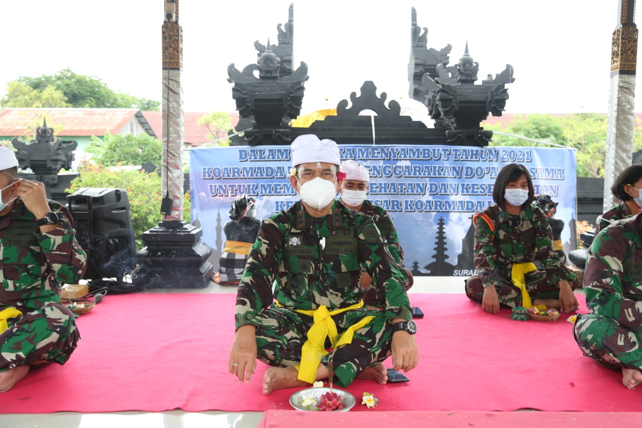 Pangkoarmada II  Laksda TNI ING Sudihartawan berdoa di pura.