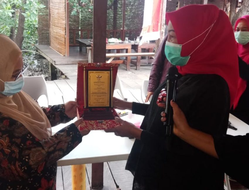 P3APPKB Sultra memberikan penghargaan kepada perempuan inisiator Sulawesi Tenggara