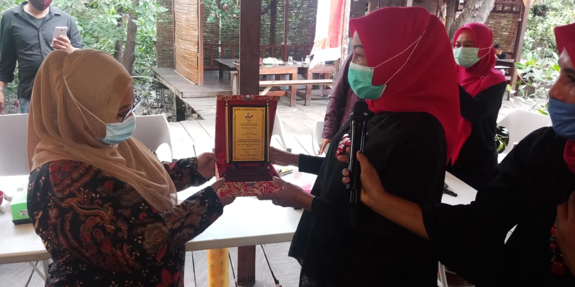 P3APPKB Sultra memberikan penghargaan kepada perempuan inisiator Sulawesi Tenggara