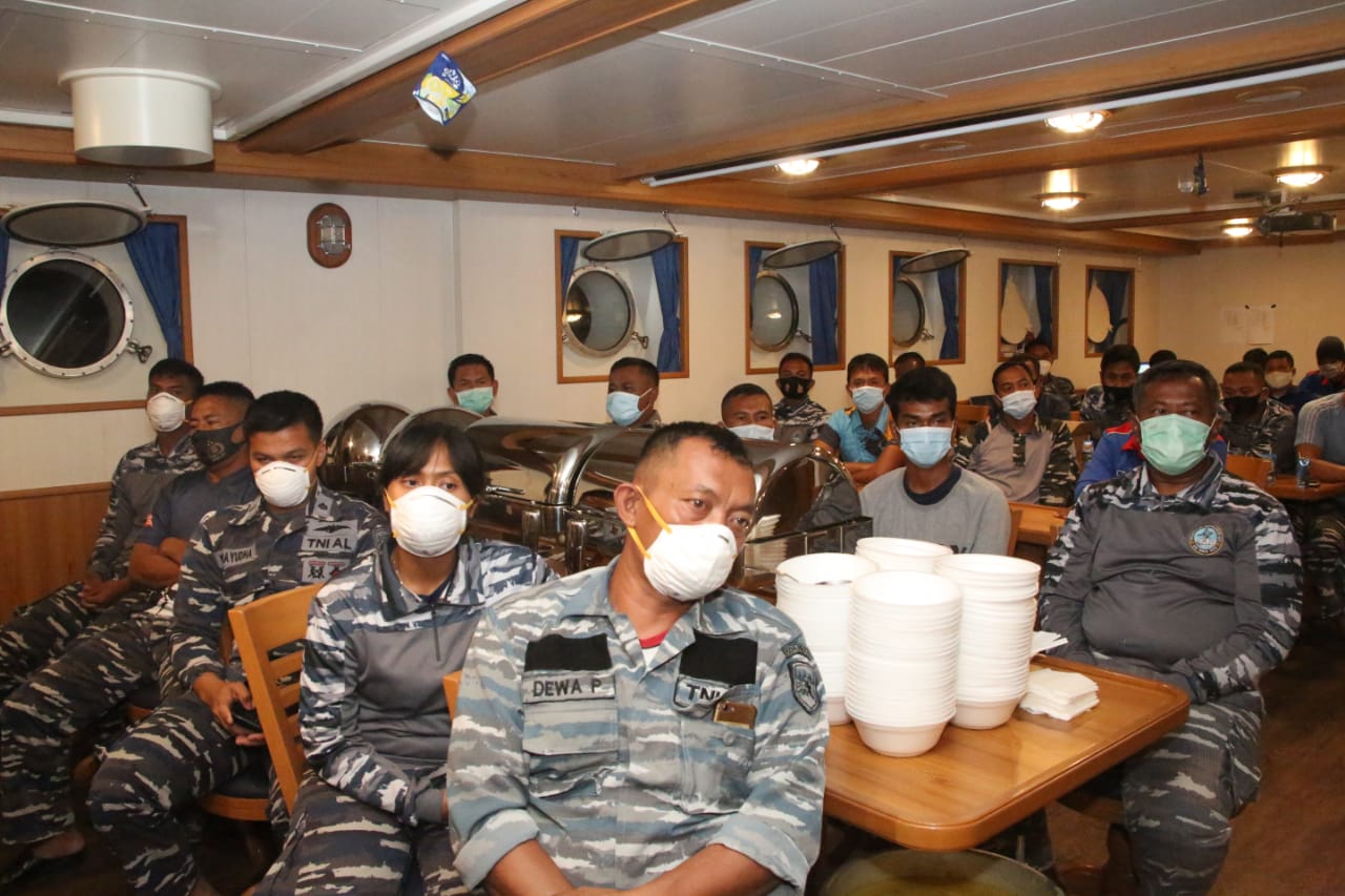 Perayaan tahun baru di long room KRI Bima suci