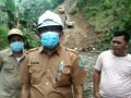 Sekda Kolut didampingi Kadis Bina Marga dan Kades Batuganda
