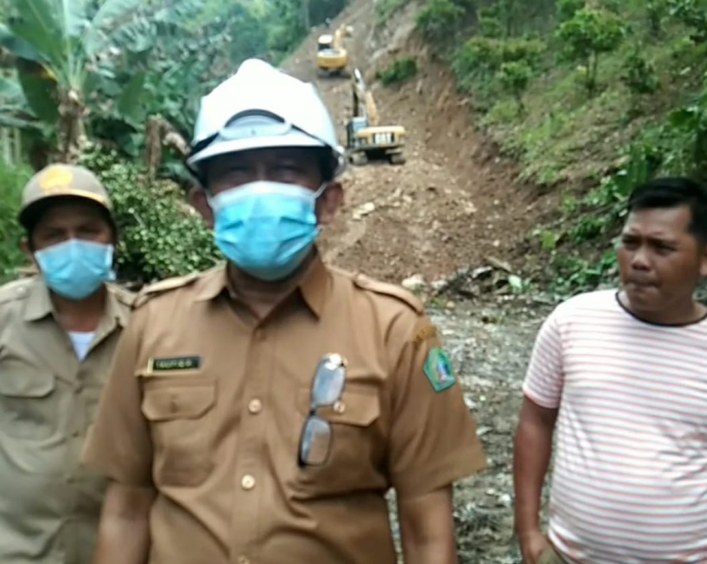 Sekda Kolut Tinjau Pembuatan Jalan Penghubung Desa Batuganda