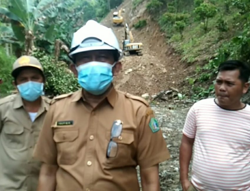 Sekda Kolut didampingi Kadis Bina Marga dan Kades Batuganda