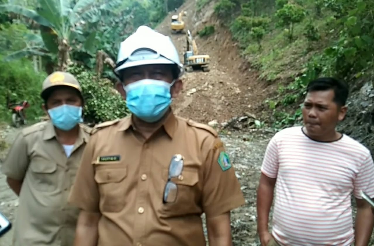 Sekda Kolut didampingi Kadis Bina Marga dan Kades Batuganda