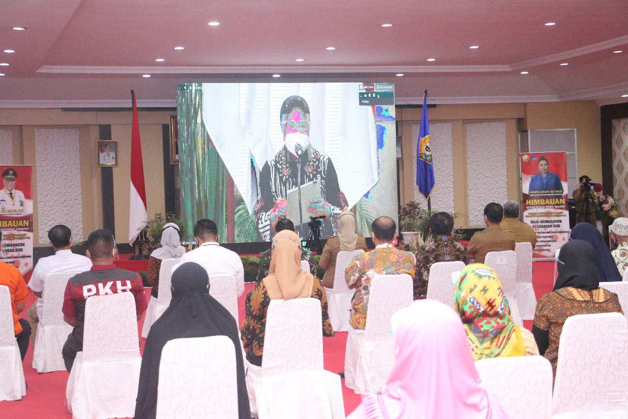 Menteri Sosial Tri Rismaharini menyampaikan sambutannya