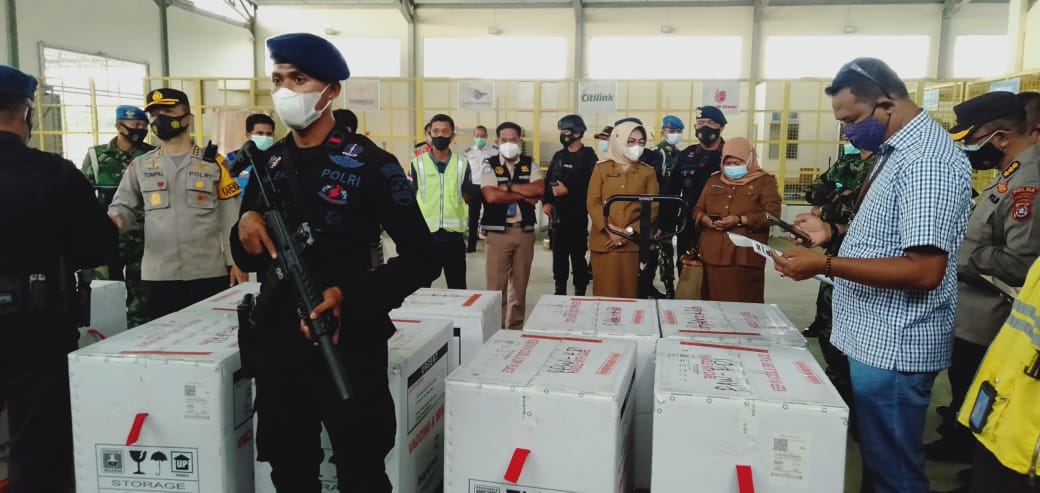 Vaksin Sinovac gelombang pertama tiba di Provinsi Sulawesi Tenggara (Sultra) dibawah pengawalan Ketat dari 192 personel gabungan Polda Sultra dan Satuan Brimobda Polda Sultra