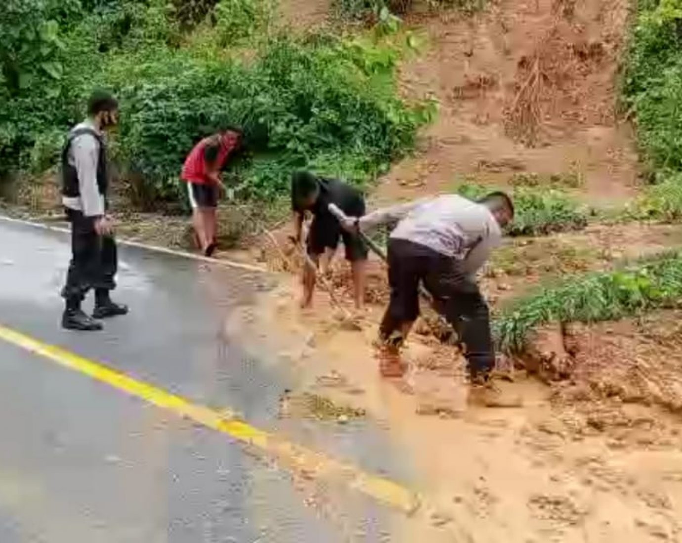 Pasca Banjir, Polsek Ranteangin Bersama Warga Bersihkan Jalan