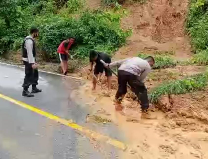 Pasca Banjir, Polsek Ranteangin Bersama Warga Bersihkan Jalan