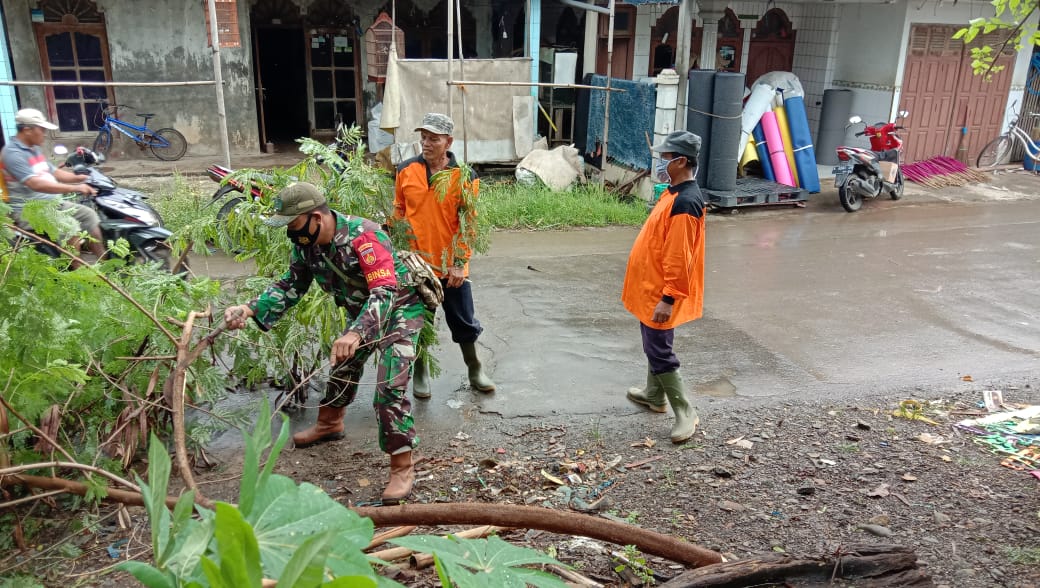 Babinsa bersama warga binaan melaksanakan Bansos