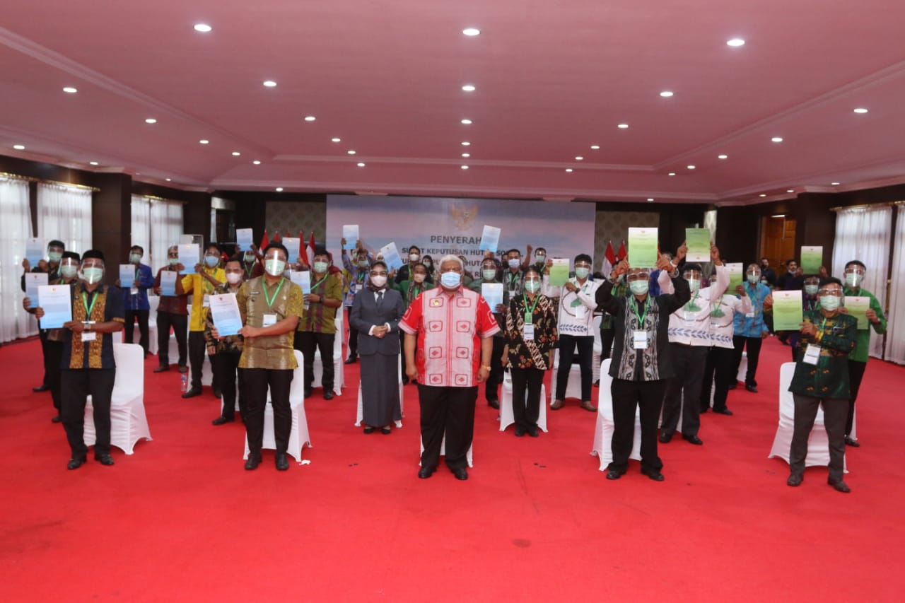 Gubernur Sulawesi Tenggara, Ali Mazi, SH bersama para perwakilan penerima SK Hutan Sosial da TORA di Sulawesi Tenggara