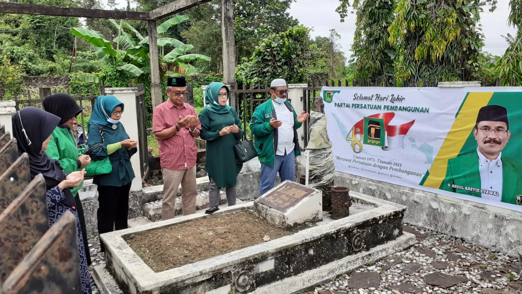 Peringati Harlah ke 48, DPW PPP Sultra Ziarah ke Makam Laode Kaemuddin