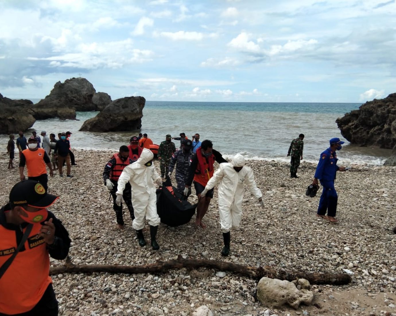 Prajurit Lanal Pulau Rote Evakuasi Korban Laka Laut