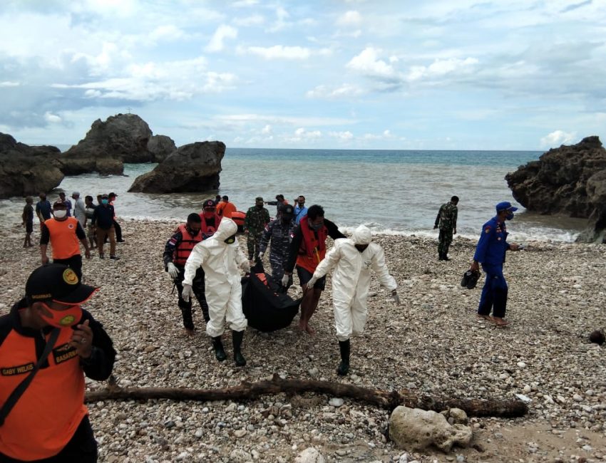 Prajurit Lanal Pulau Rote Evakuasi Korban Laka Laut