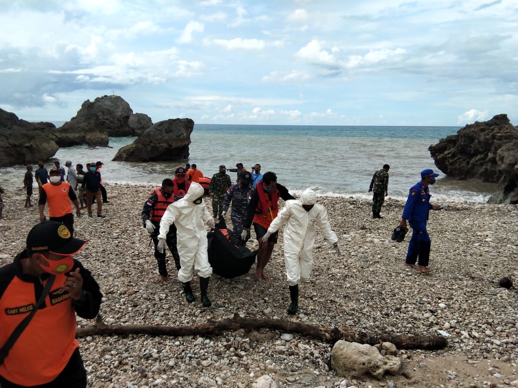 Tim lanal pulau Rote saat mengevakuasi korban