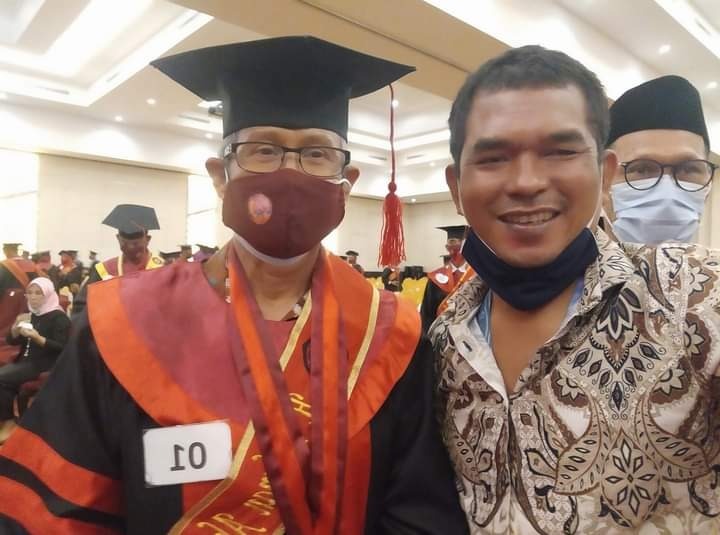 Direktur TEGAS.CO Masud, SH (kanan) bersama Dr. H. Lukman Abunawas, SH, M.Si usai wisuda sarjana XXVI dan pascasarjana I di Hotel Claro kendari (7/1)