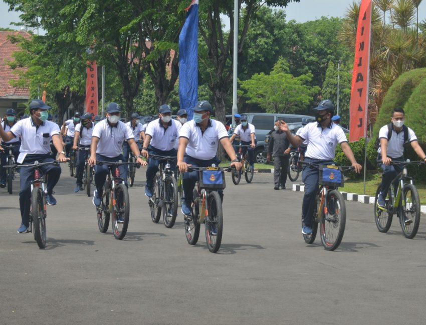 KASAL bersama pangkoarmada II bersepeda bersama