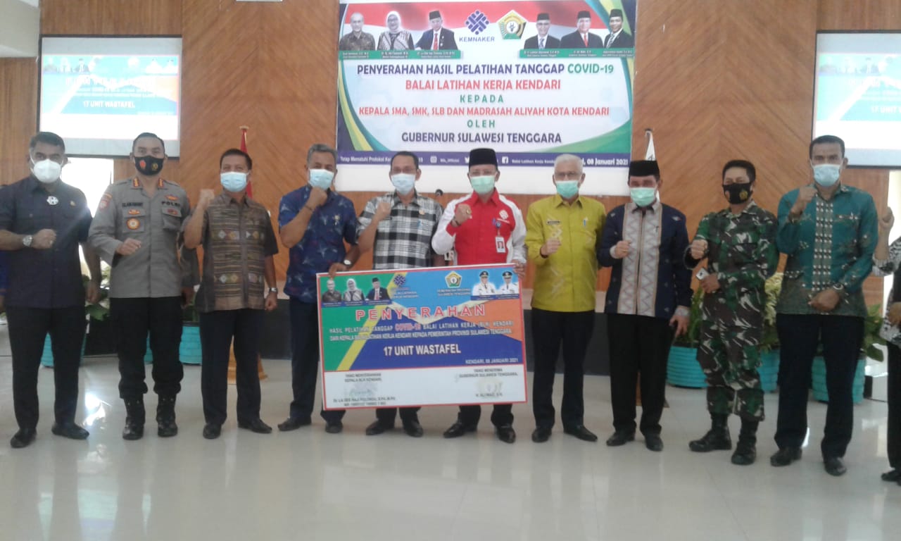 Asisten I Administrasi Pemerintahan dan Kesejahteraan Rakyat Provinsi Sulawesi Tenggara Dr. Basiran M.Si menghadiri sekaligus memberikan pelatihan tanggap COVID-19 kepada kepala SMA, SMK, SLB, dan Madrasah Aliyah di kota Kendari