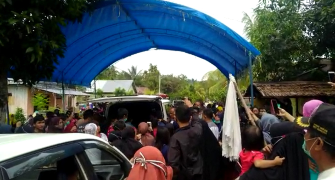 Jenazah direbut paksa oleh pihak keluarga dari tim gugus tugas percepatan penanganan covid-19, saat akan dimakamkan secara protokol covid-19