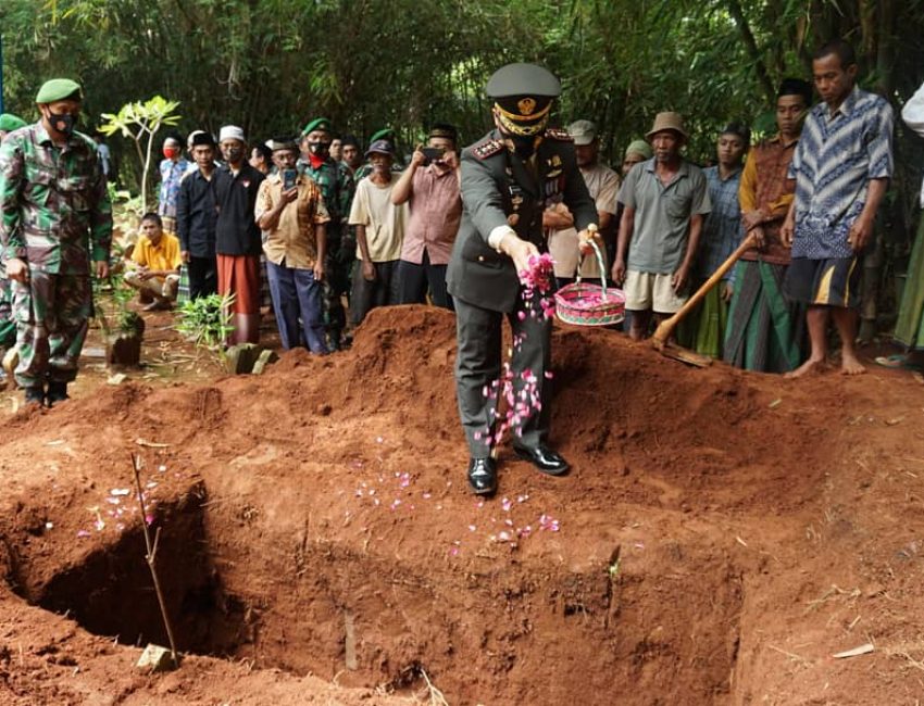 Dandim Jepara menabur buka dalam pemakaman militer