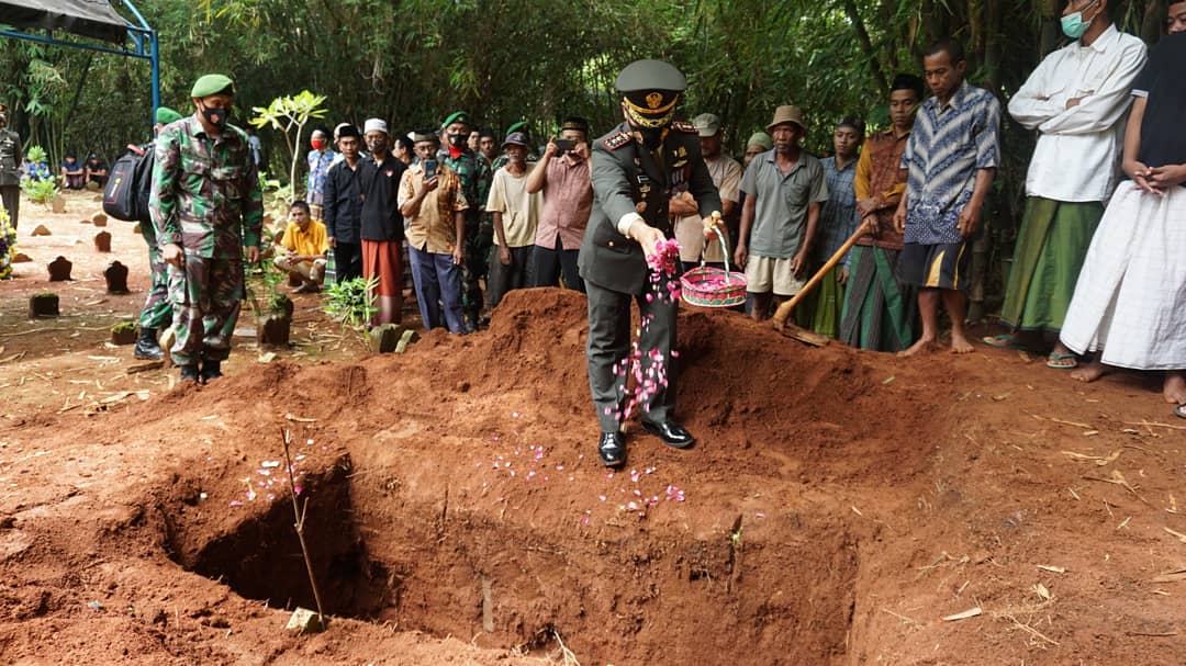 Dandim Jepara menabur buka dalam pemakaman militer