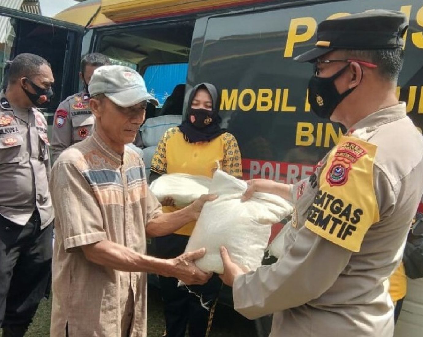 Tim Satgas Kota Kendari Gelar Razia Masker dan Bagi Sembako