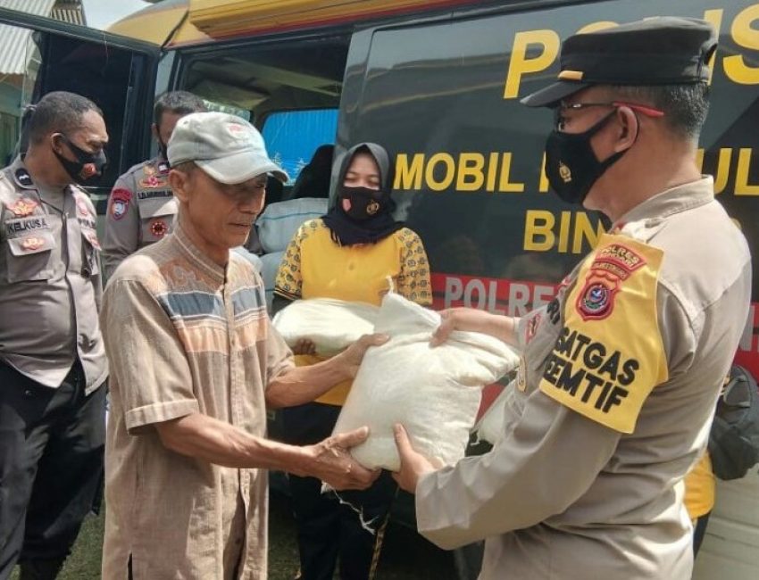 Tim Satgas Kota Kendari Gelar Razia Masker dan Bagi Sembako