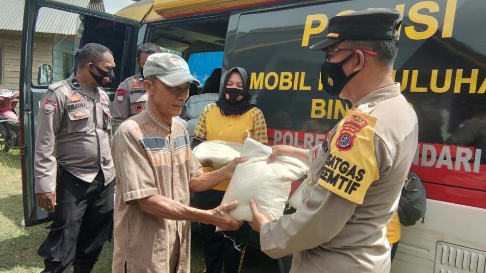 Tim Satgas Kota Kendari saat membagikan beras 5Kg kepada warga