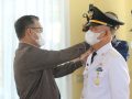 Walikota Kendari H. Sulkarnain Kadir, SE,.ME., saat melantik pejabat daerah lingkup pemerintahan kota Kendari