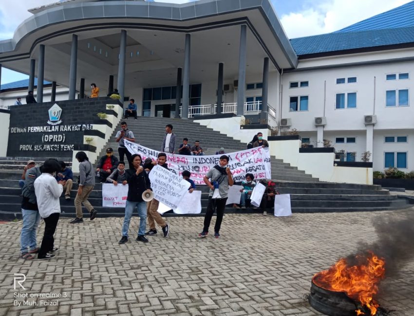 LKPD Sultra), menggelar aksi di kantor Dewan Perwakilan Rakyat Daerah (DPRD) Provinsi Sulawesi Tenggara