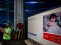Petugas memeriksa peti kemas berisi vaksin Covid-19 dari Cina Sinovak Biotik Ltd., saat tiba di Bandara Soekarno-Hatta dalam pengirim pertama ke Indonesia, 6 Desember 2020 (Foto: Dhemas Reviyanto/ Antara via Reuters)