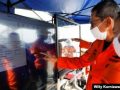 Para petugas tim SAR memperhatikan peta lokasi jatuhnya pesawat Sriwijaya Air SJ 182 di posko di Pelabuhan Tanjung Priok, di Jakarta, Senin, 11 Januari 2021. (Foto: Willy Kurniawan/Reuters)