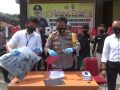 Barang bukti yang telah diamankan berupa sebilah badik dan baju yang digunakan pelaku saat beraksi