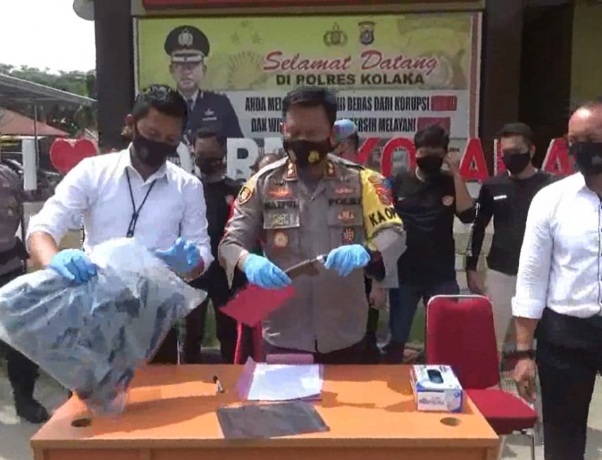 Barang bukti yang telah diamankan berupa sebilah badik dan baju yang digunakan pelaku saat beraksi