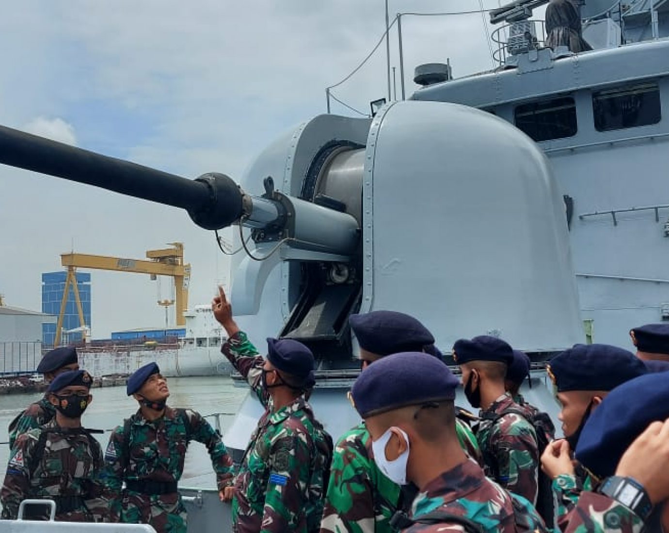 KRI Ahmad Yani-351 Terima Lattek Siswa Dikmata Kodiklatal