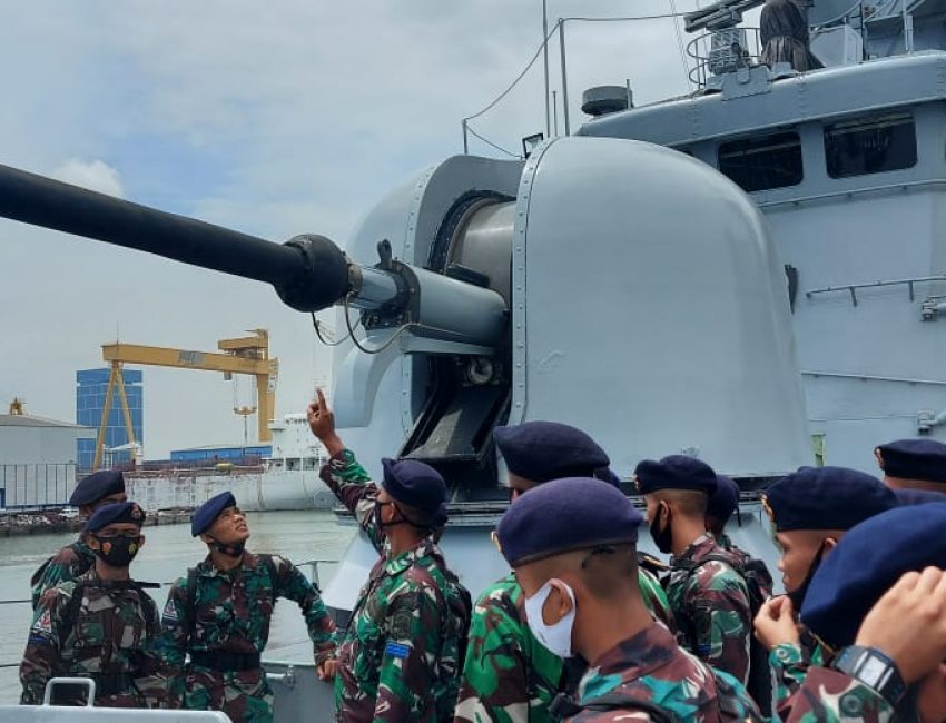 KRI Ahmad Yani-351 Terima Lattek Siswa Dikmata Kodiklatal