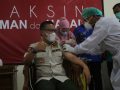 Wali Kota Kendari H. Sulkarnain Kadir, SE,.ME menjadi orang pertama yang mendapatkan suntikan vaksin Sinovac