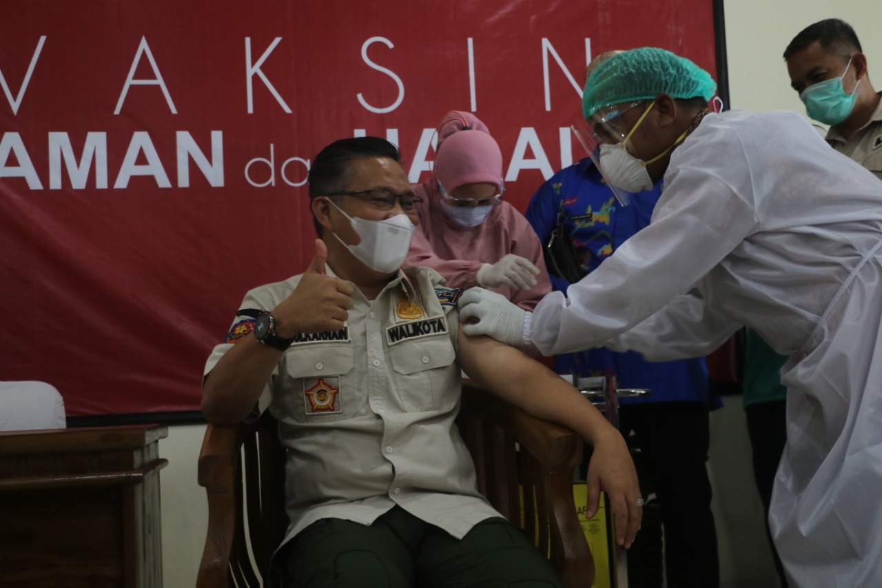 Wali Kota Kendari H. Sulkarnain Kadir, SE,.ME menjadi orang pertama yang mendapatkan suntikan vaksin Sinovac