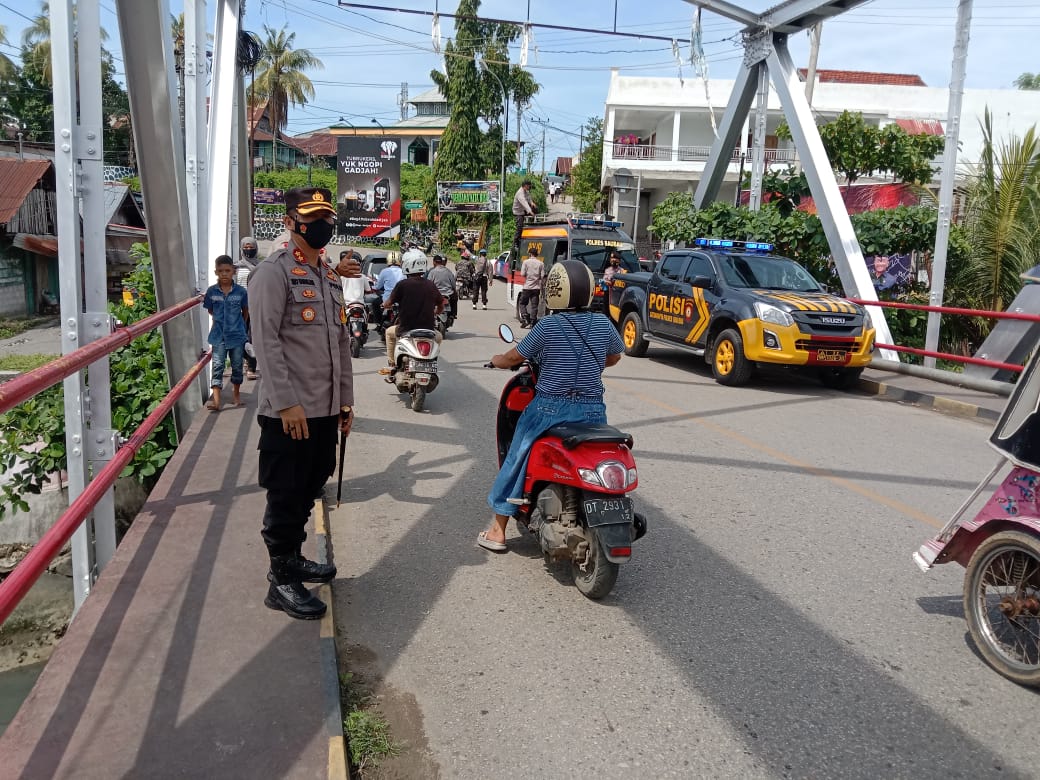 Kapolres Baubau saat membubarkan massa fenomena alam